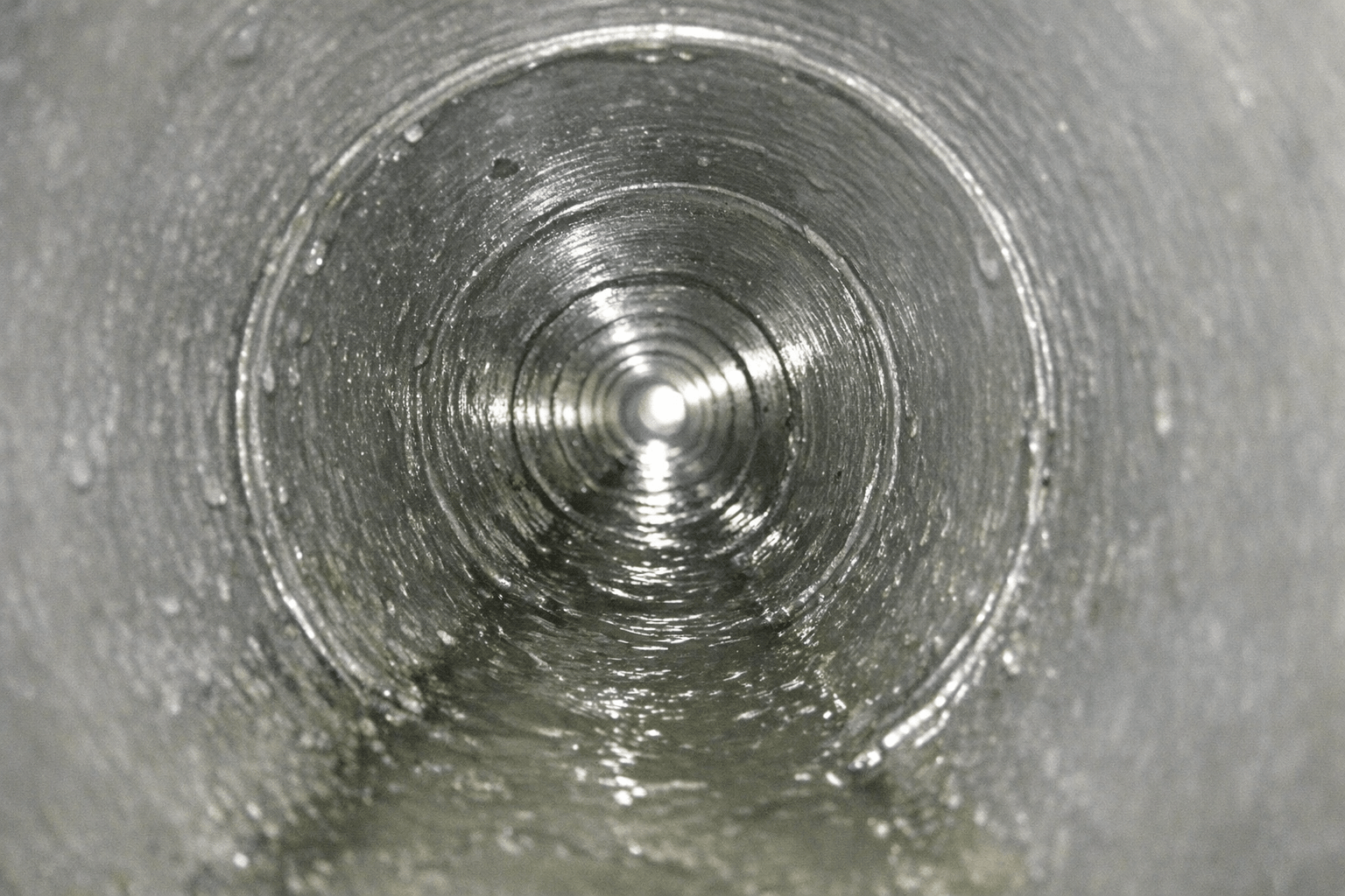 Sauberes Abwasserrohr nach erfolgreicher präventiver Spülung durch den Fachbetrieb