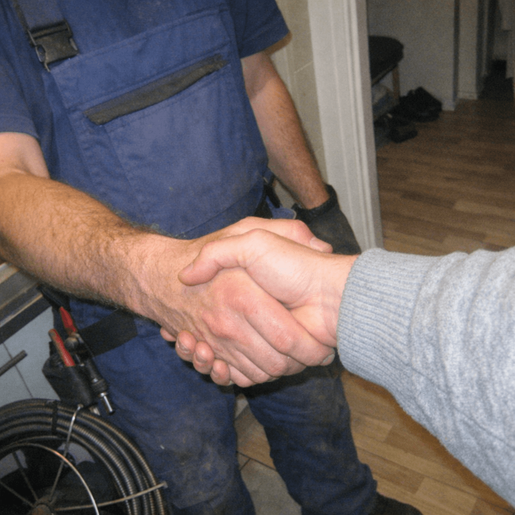 Vertrauensvoller Handschlag nach erfolgreichem Serviceabschluss beim Kunden